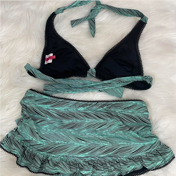 Betsey Johnson Bikini 2 Piece
Halter
Skirt Over Bikini Rhinestones Bows - Picture 4 of 8